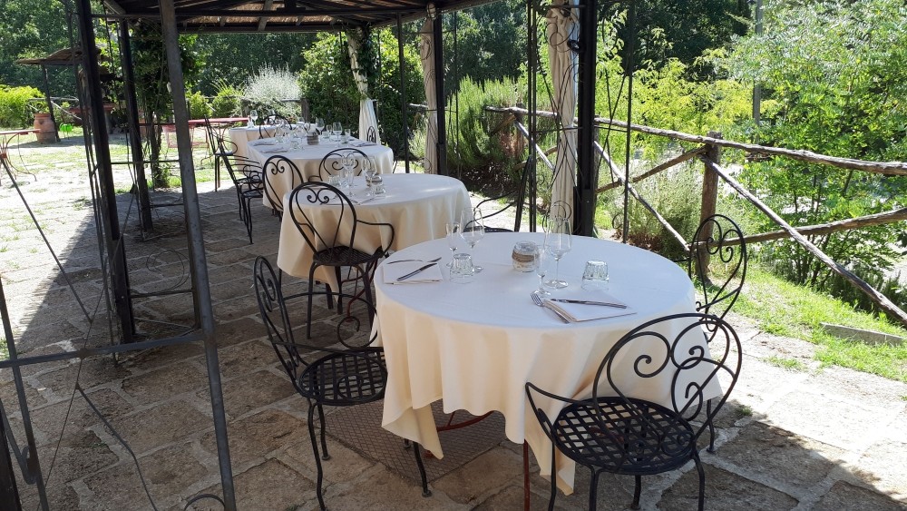tavoli esterni Ristorante La Capannina sul lago tavoli esterni Ristorante La Capannina sul lago